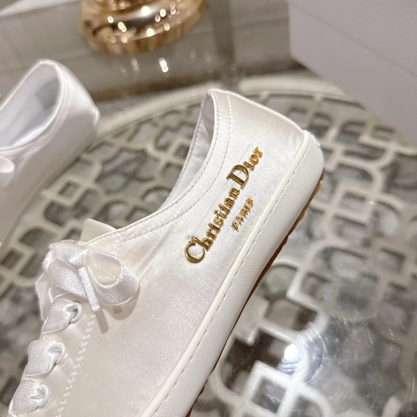 👟👟Ex-factory price 520👟👟 DIOR Dior's 2025 latest lucky satin casual shoes thin-soled shoes. Many celebrity Internet celebrities planted Chanristian Dior logo buckles. The designer really understands the needs of girls in summer. This new product Lucky thin-soled shoes are as cute as her name. The thin sole + shallow mouth design makes the whole pair of shoes very light and easy to wear. Fabric: Satin with wide satin laces of the same color. They are so beautiful that they are speechless in the sun. The soft shoe body looks like stepping on clouds with socks and culottes. It is windy and lazy when walking. It gives you the "effortless" elegance when you take a shot. Outsole: Original molded TPU outsole Size: 35-41 (41 is custom-made and cannot be returned or exchanged)